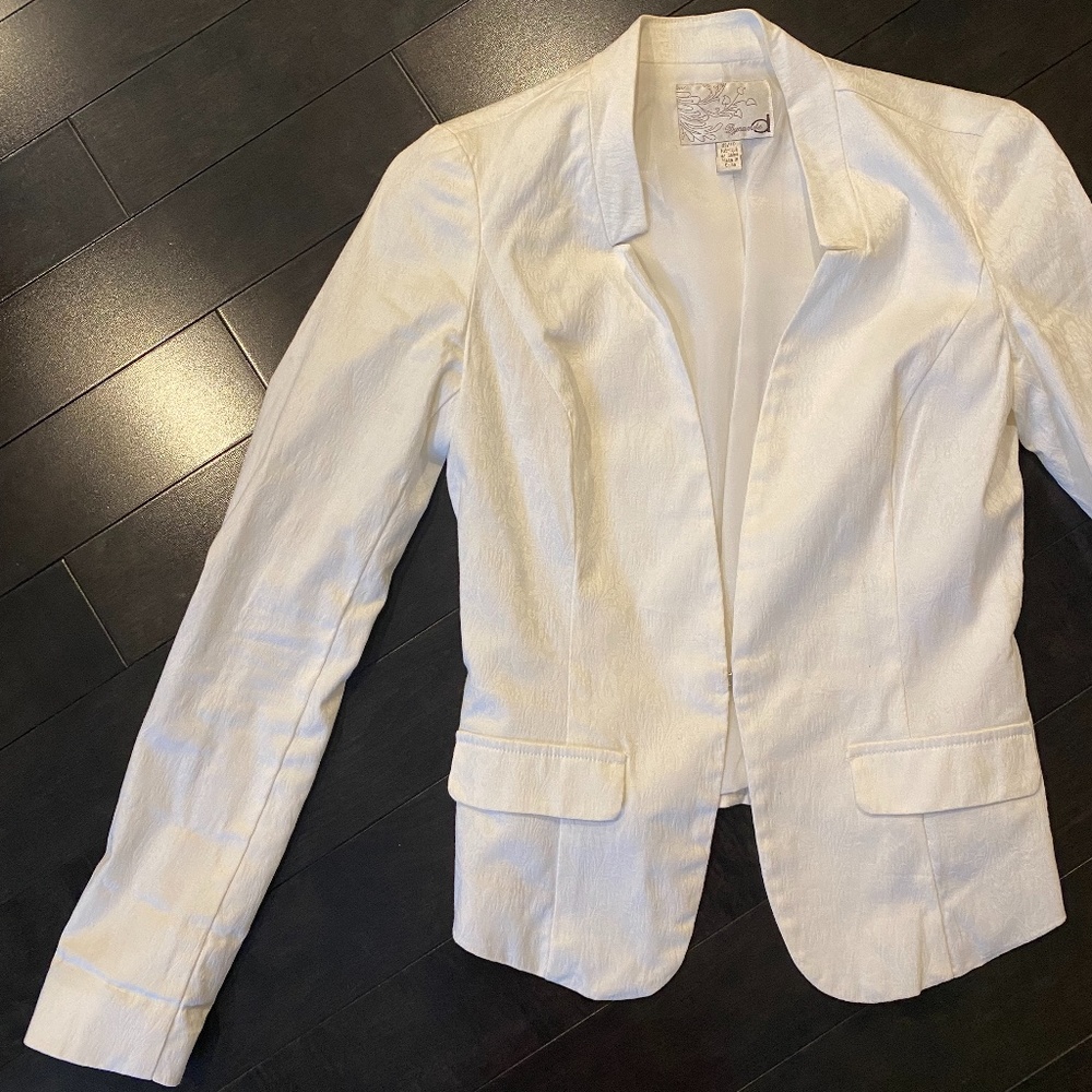 Dynamite White Blazer with Muted Brocade Pattern